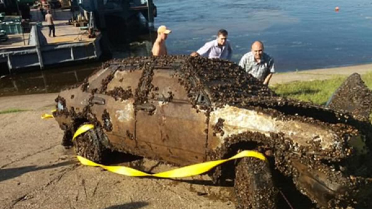 a descoperit din greseala o masina pe fundul unui rau ce au gasit politistii in interior