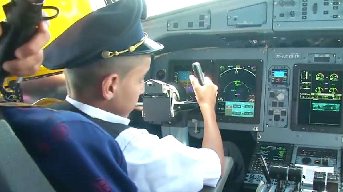 doi piloti suspendati dupa ce au lasat un copil sa manevreze un avion de pasageri a fost calm si