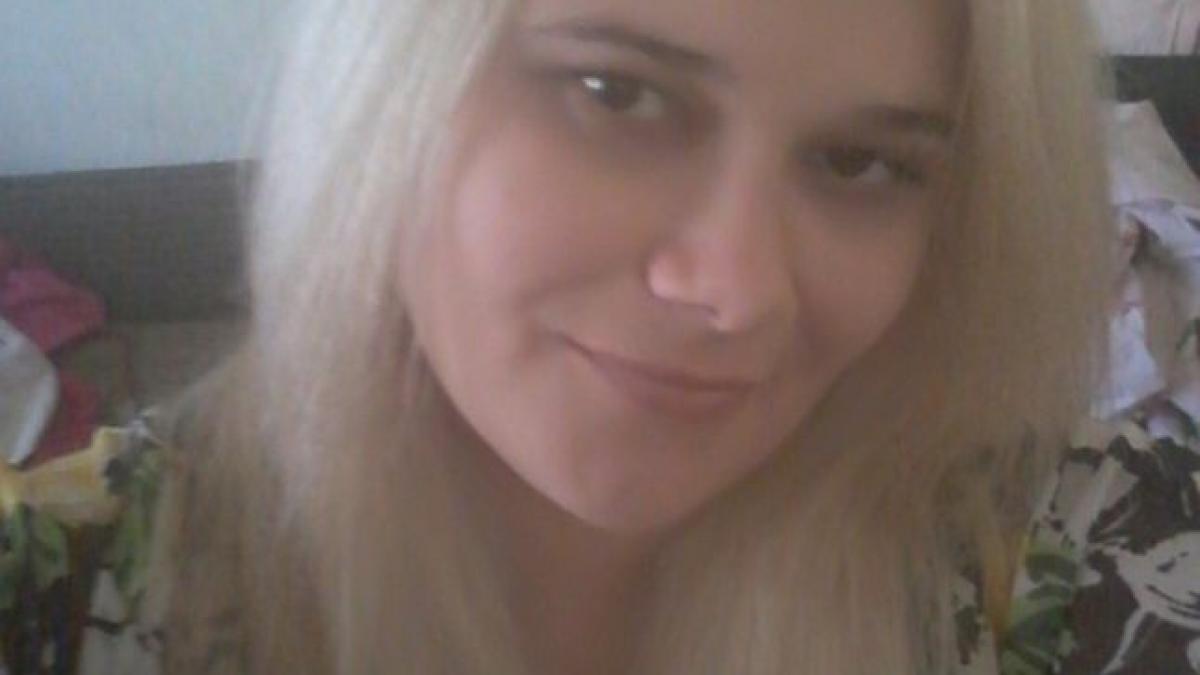 femeia care si a omorat copilul si a dormit trei zile langa cadavru tatal aflat in strainatate