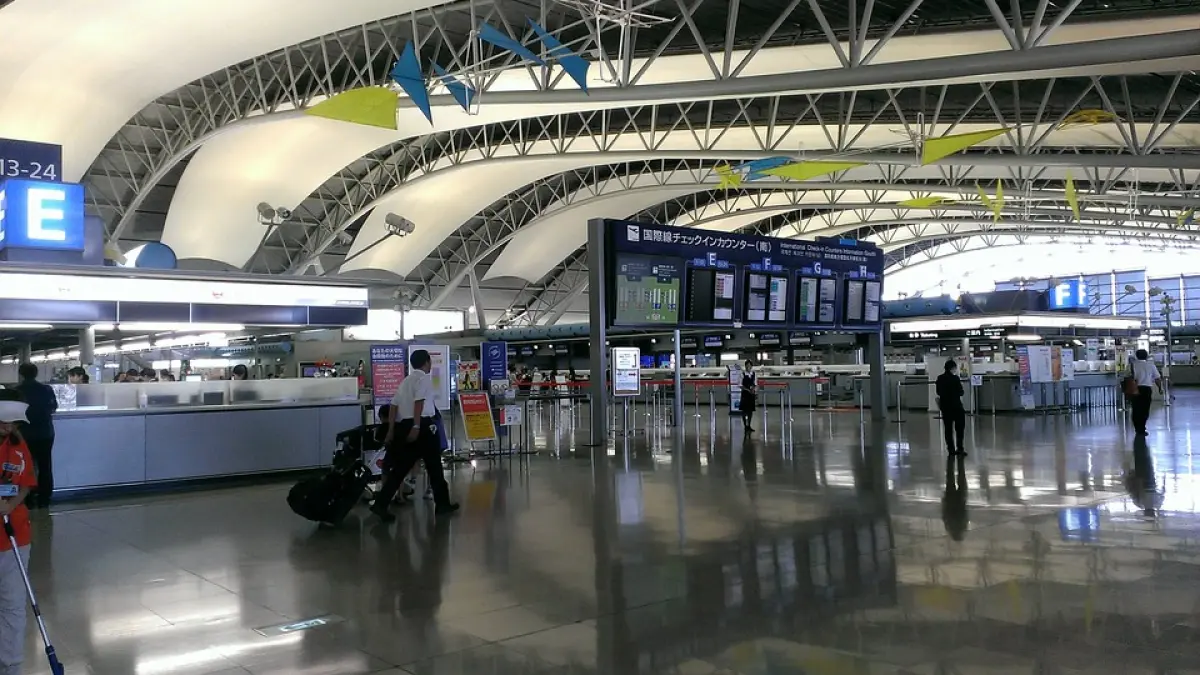 isi tinea copilul in brate in momentul in care a fost agresat de un angajat al aeroportului foto