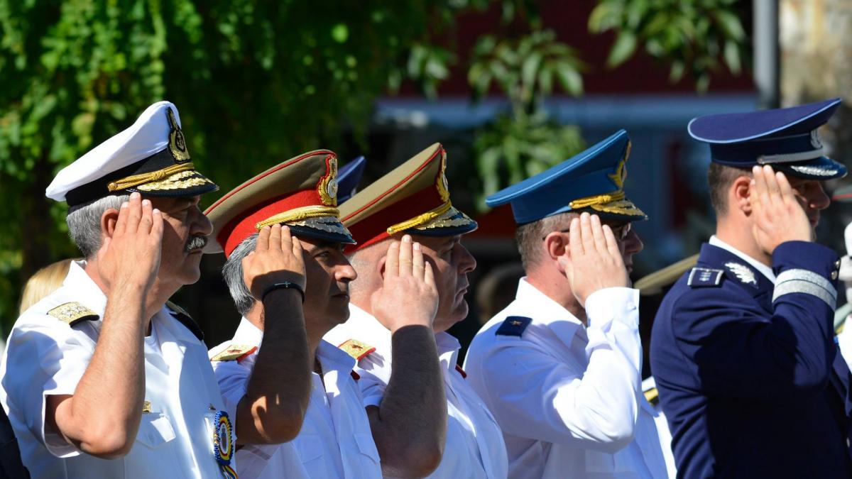 klaus iohannis a trecut in rezerva 17 cadre militare din sri mapn si mai printre care si pe seful