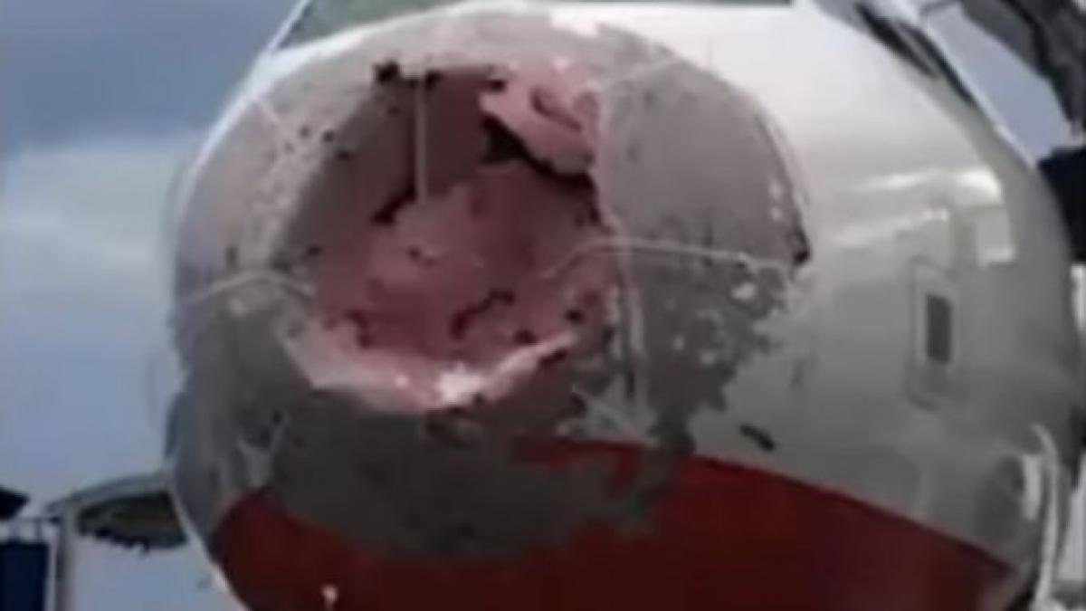 o furtuna cu grindina a distrus geamurile cabinei de pilotaj si a strivit botul avionului pilotul a