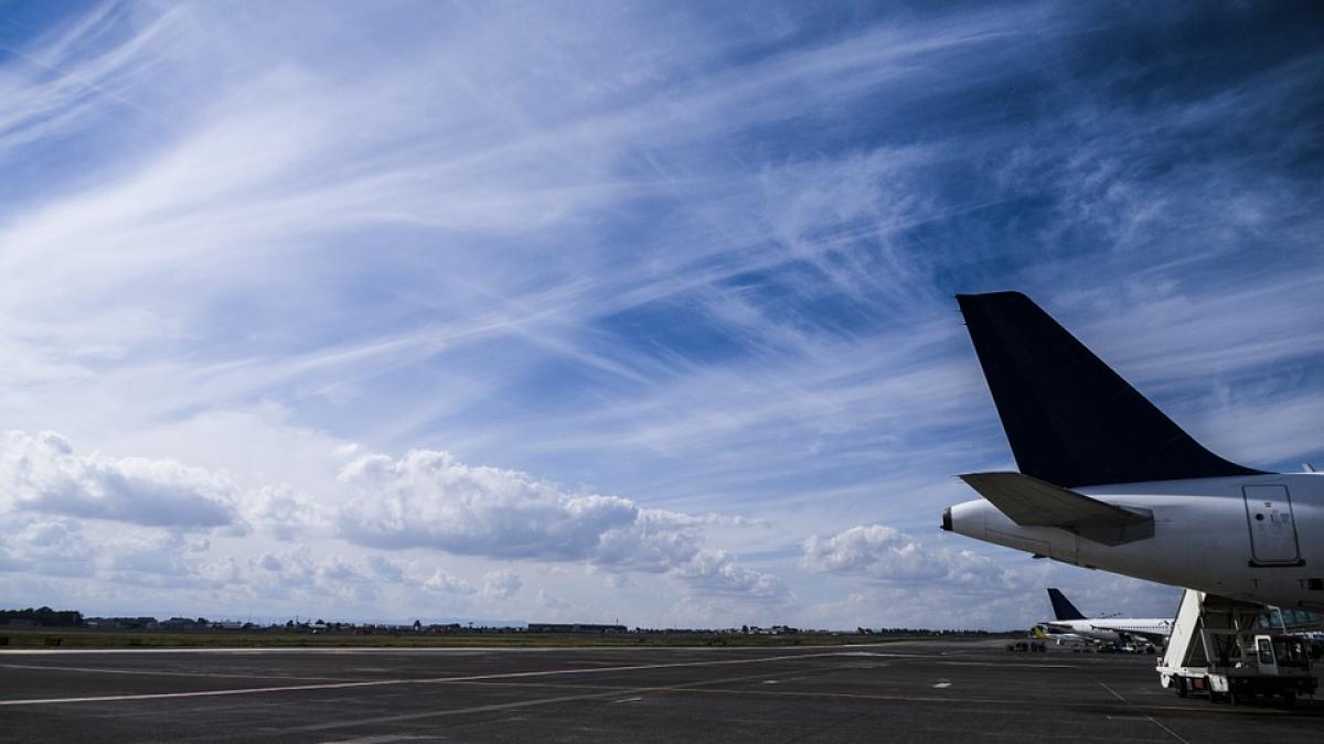 accident aviatic pe aeroport doua avioane de linie s au ciocnit pe pista