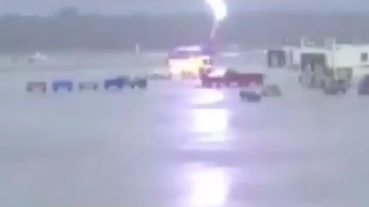 angajatul unui aeroport a fost lovit de fulger in timp ce descarca un avion video