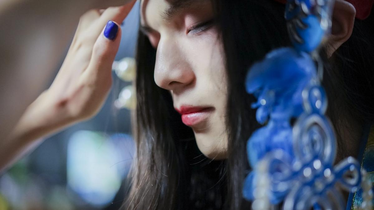 mesajul unui preot pentru femeile care se machiaza cine va spune ca nu aveti ce cauta in biserica