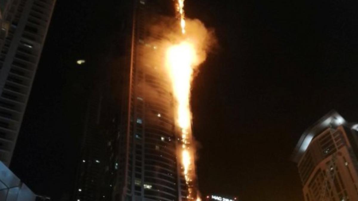 panica la dubai un zgarie nori de 79 de etaje a fost cuprins de flacari video
