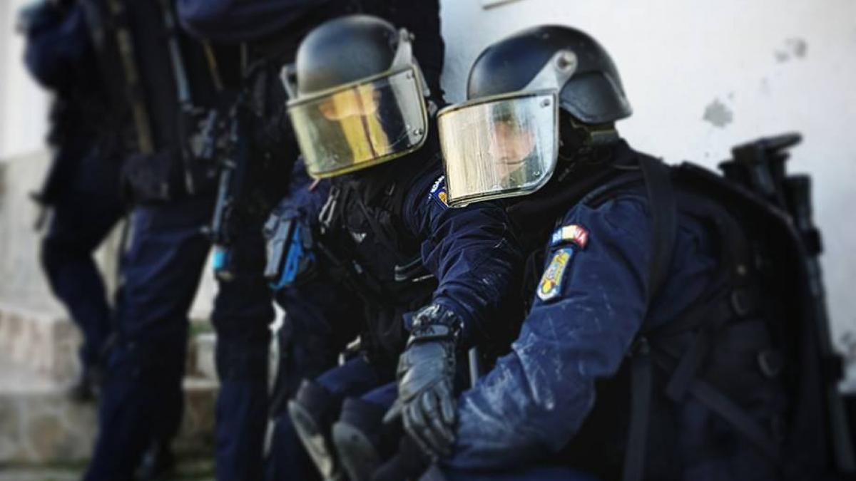 sef din jandarmerie retinut de procurori cati bani au descoperit anchetatorii in biroul acestuia