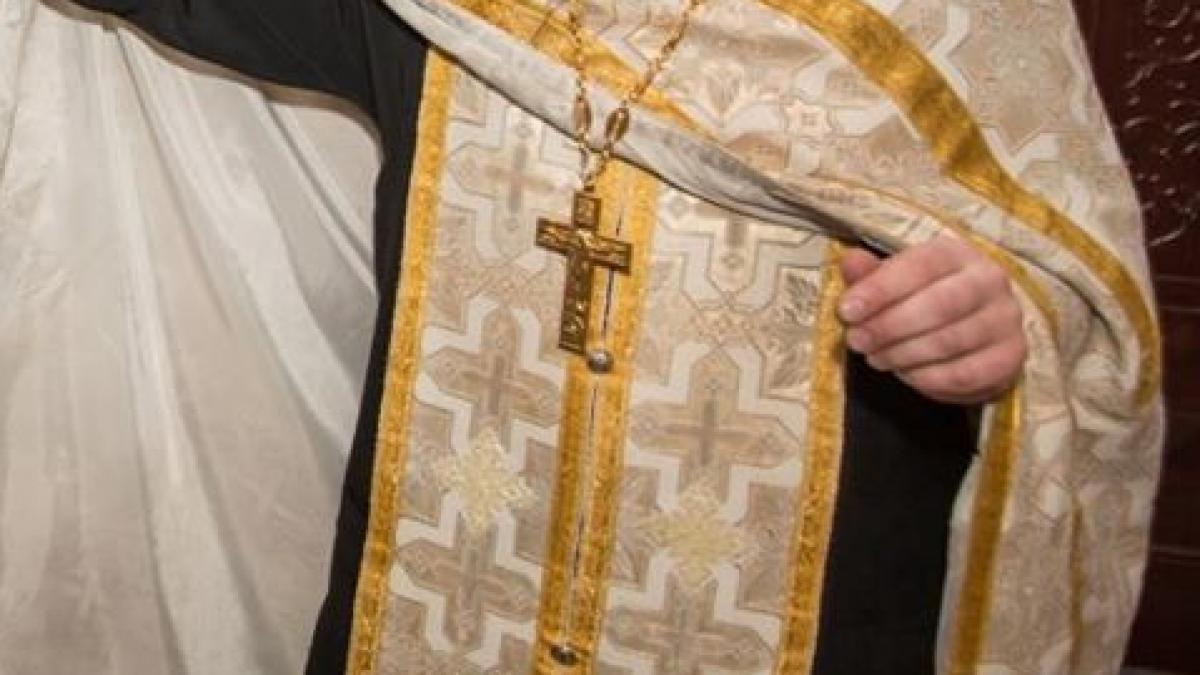 un preot chemat de o batranica sa i faca o sfestanie a vrut sa o ia la fuga cand a auzit ce face