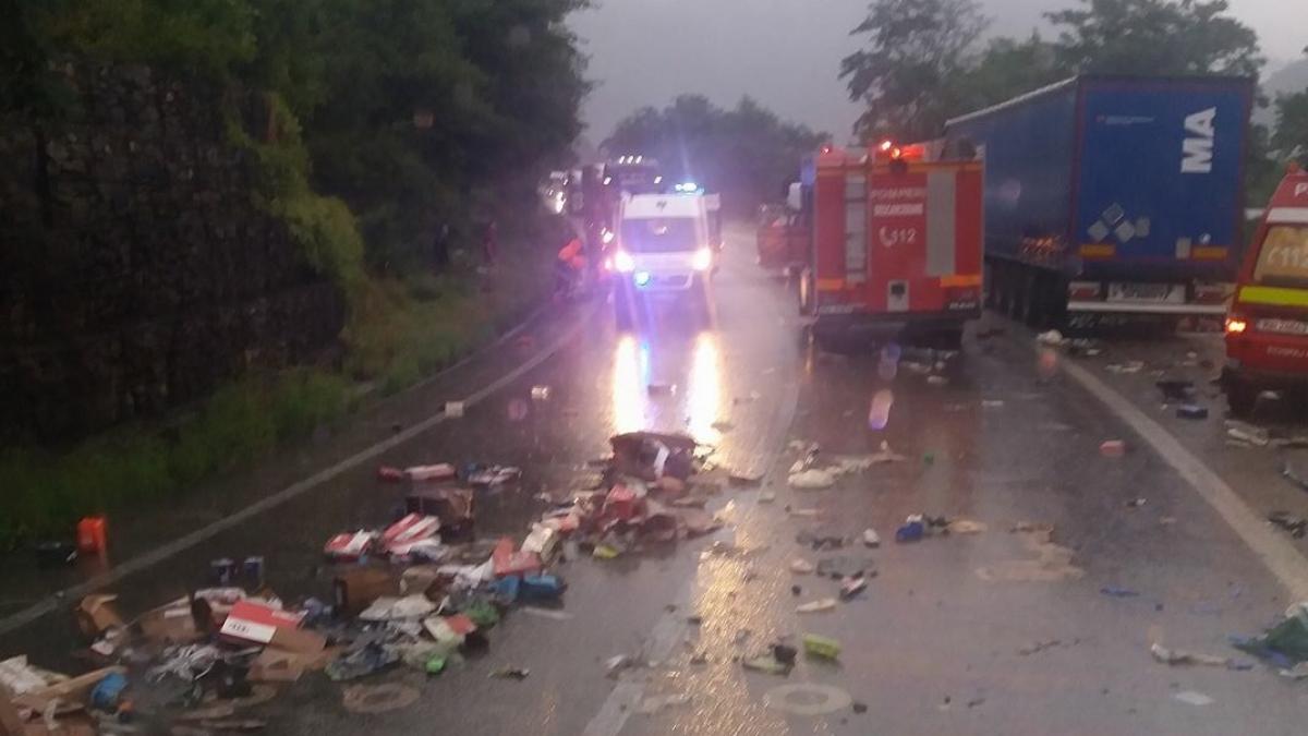 accident grav pe valea oltului trei oameni au murit dupa impactul violent dintre un tir si o