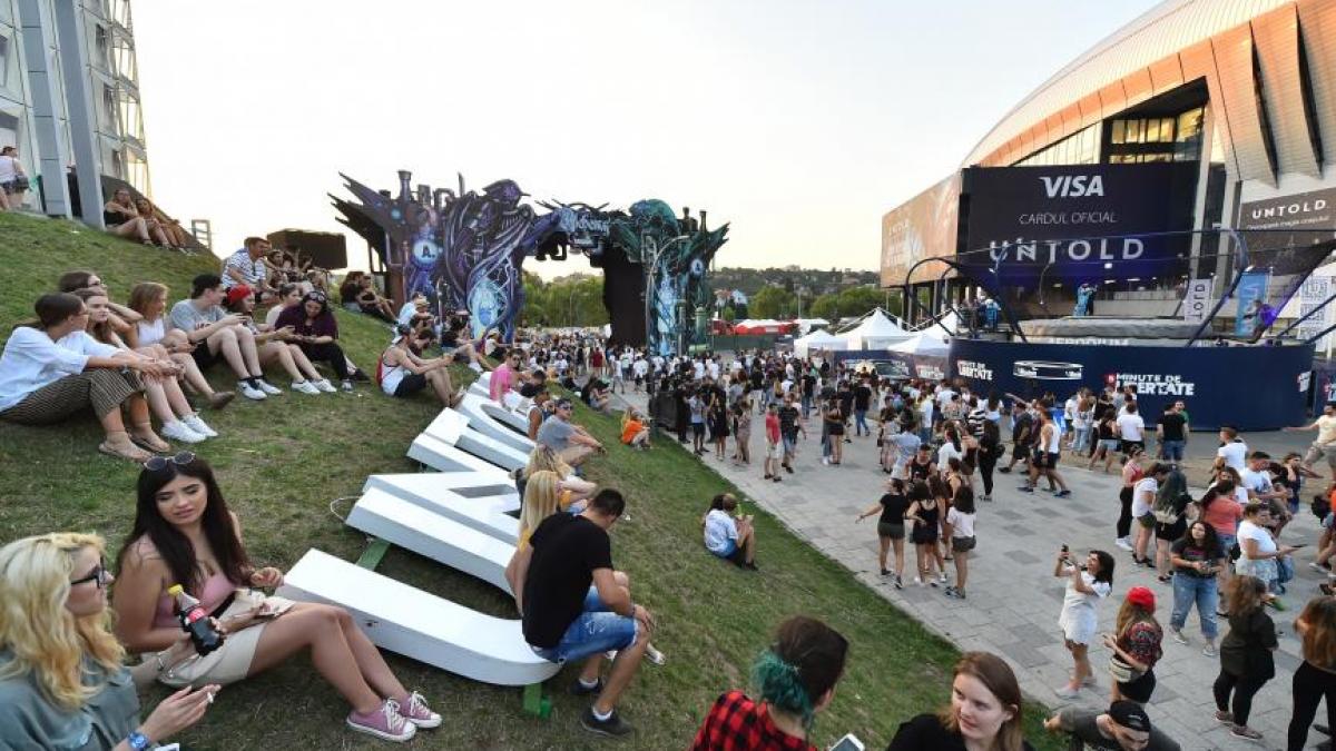 aparitie surpriza de la untold 2017 tinerii au fost surprinsi sa l vada zambind printre gunoaiele