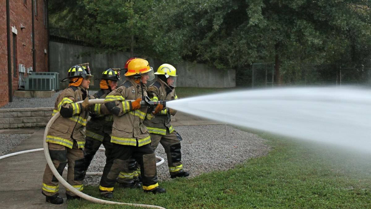 cel putin 15 pompieri au fost arestati dupa ce au provocat incendii pentru indemnizatie