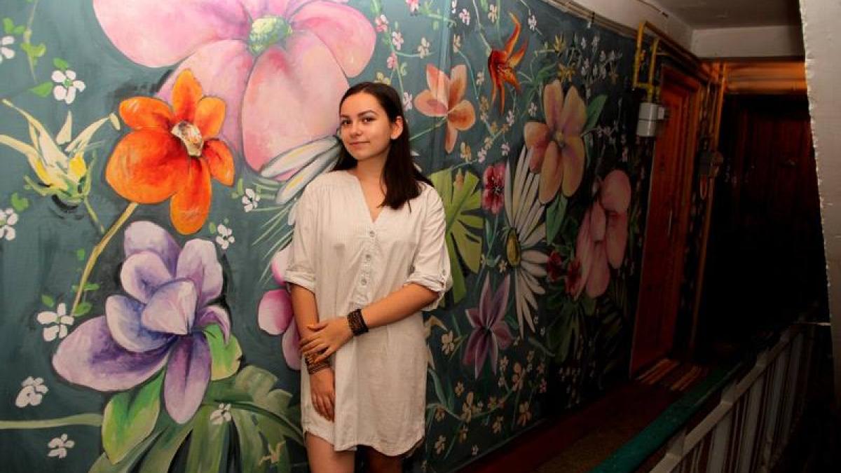 eleva care a transformat scara blocului intr o adevarata opera de arta