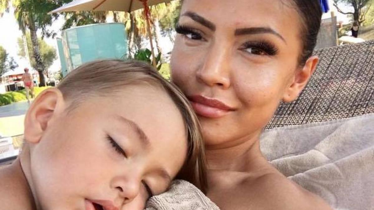 fiul andreei mantea i a facut o surpriza ce a facut micutul cand a fost lasat singur in baie asa