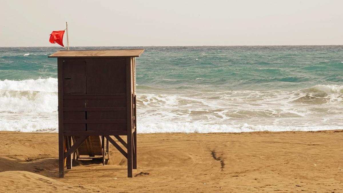 steag rosu la marea neagra trei copii au fost salvati din apele marii iar un barbat s a inecat