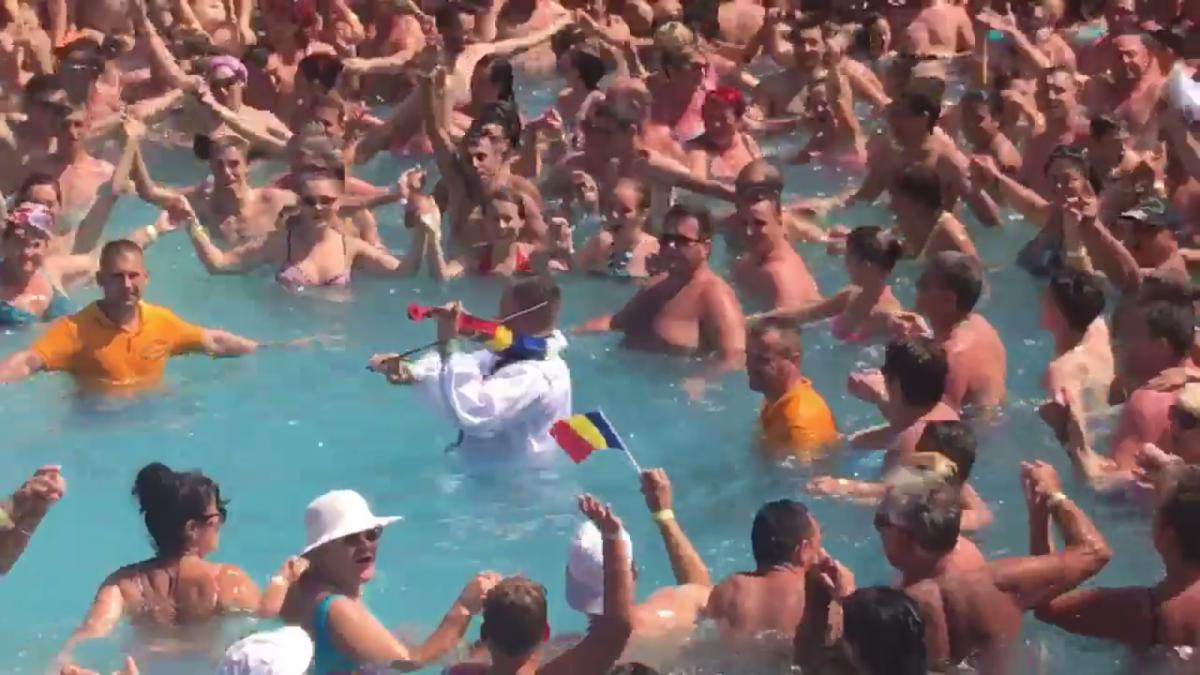 sute de oameni s au prins intr o hora uriasa in piscina unui complex de agrement imaginile au