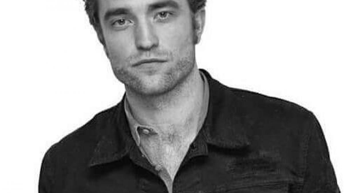 actorul robert pattinson a fost surprins dormind in cusca unui caine video