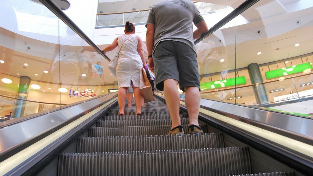 imagini socante un barbat a fost la un pas de a fi inghitit de o scara rulanta video