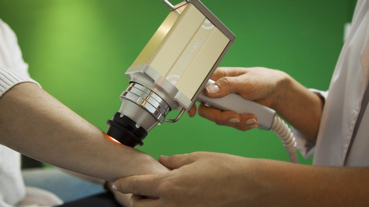 mergi imediat la doctor daca iti apar frecvent puncte mici si rosiatice pe piele poti suferi de o