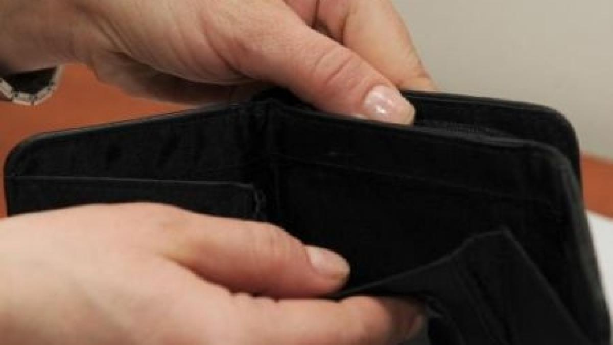 angajati umiliti de patronul strain dupa ce si au cerut salariile la timp video