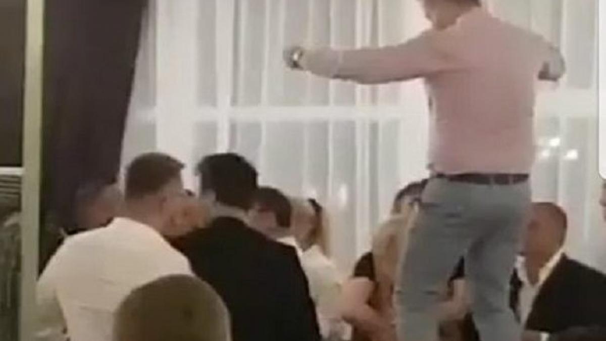 imagini incredibile sef de consiliu judetean dansand pe mese video