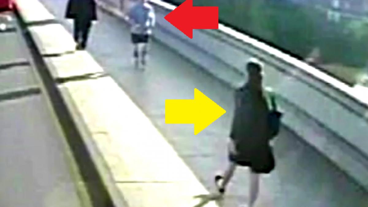 momentul socant in care un barbat impinge o femeie in fata unui autobuz in londra video