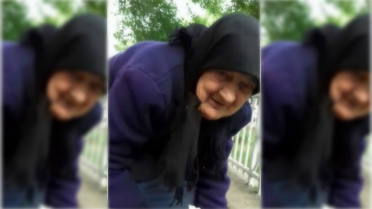 o batranica dintr un sat din vrancea strabate 10 kilometri pana la focsani ca sa vanda produse din