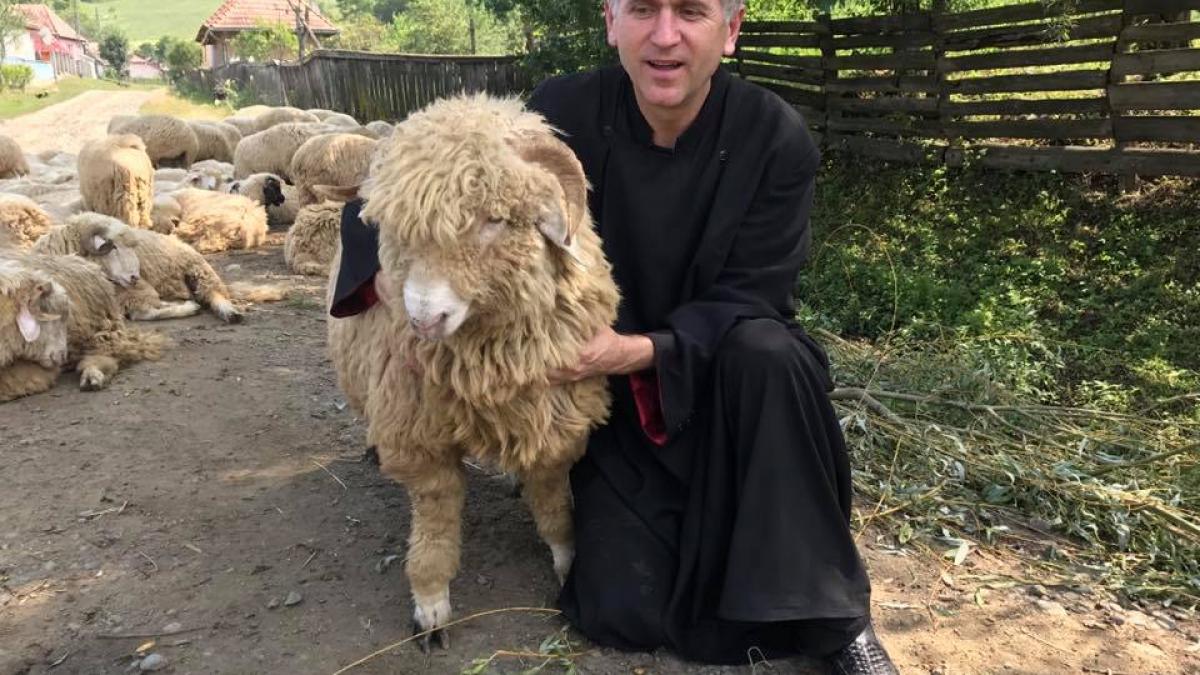 pomohaci i a infuriat pe oficialii bisericii dupa ce a imbracat din nou hainele preotesti ce mesaj