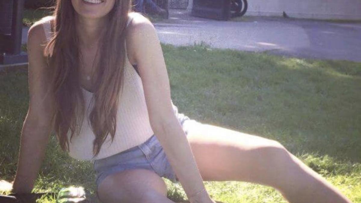 poza ei din pasaport este atat de ciudata incat merita un mare premiu cand am vazut o am inceput