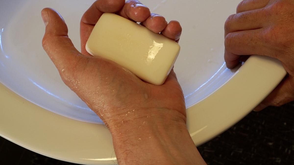 seara de seara isi pune sapun sub asternut inainte de culcare motivul e incredibil