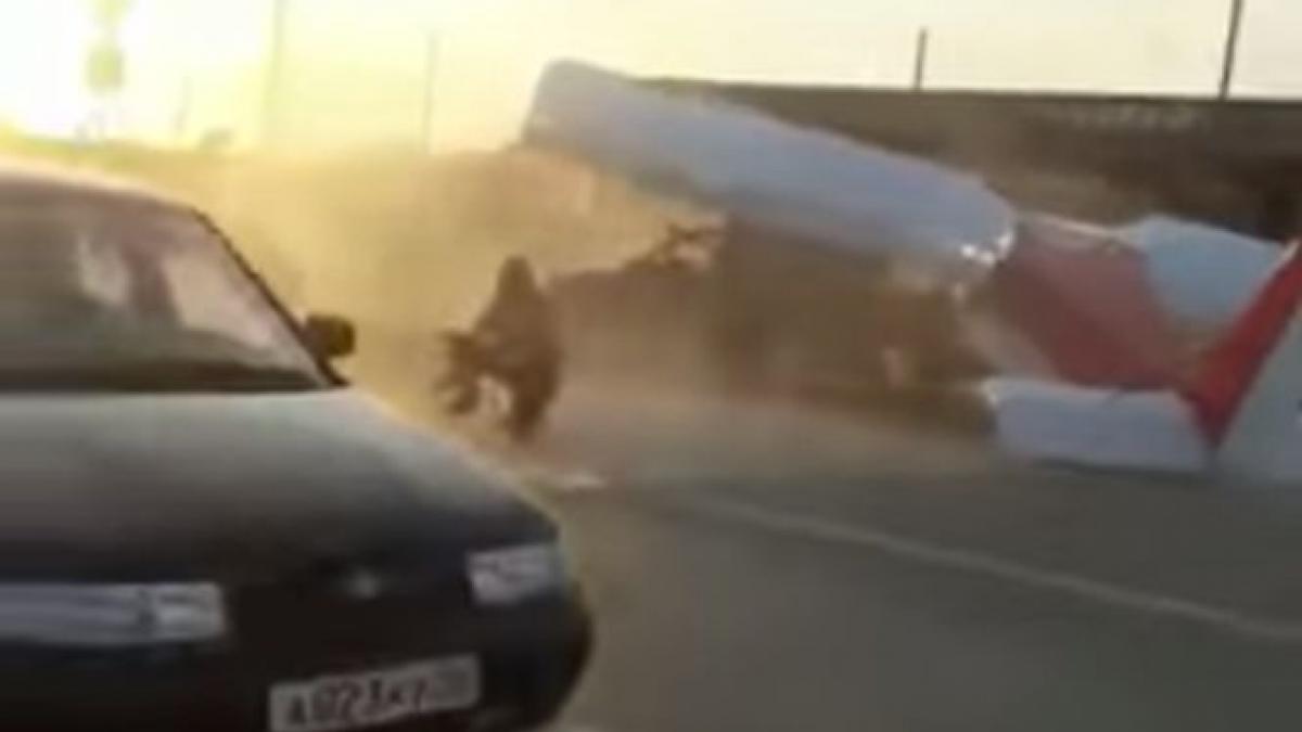 un avion a intrat intr o masina oprita la o trecere de pietoni