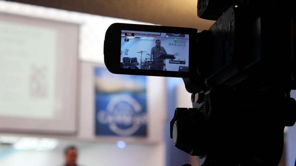 un cunoscut prezentator tv din romania coplesit de boli ce pacat ca nu exista indemnizatie pentru