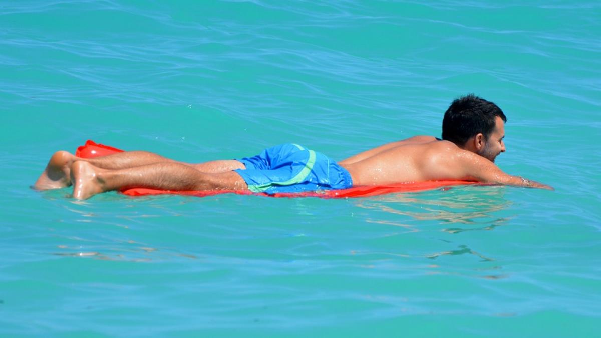 a adormit pe o saltea in timp ce era in vacanta la marea neagra unde s a trezit dupa trei zile