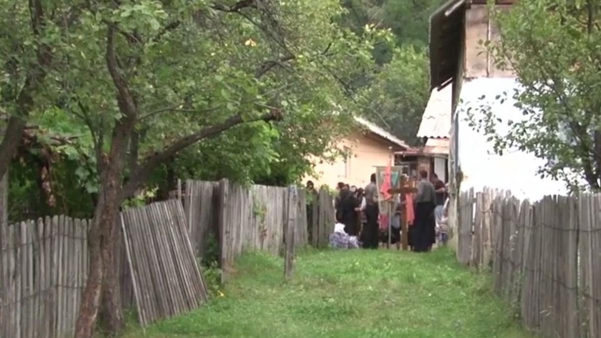 caz tulburator in dambovita o familie a stat zile intregi cu mortul in casa si l a condus pe