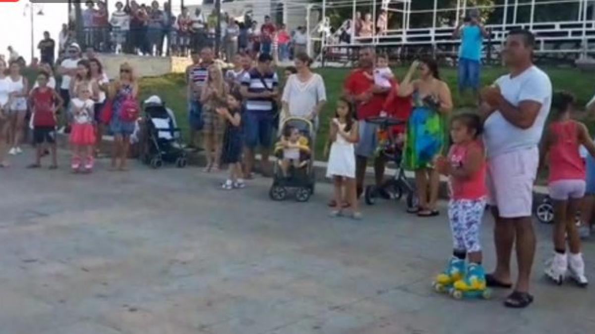 imagini inedite pe litoralul romanesc turistii s au inghesuit sa faca poze si sa i aplaude