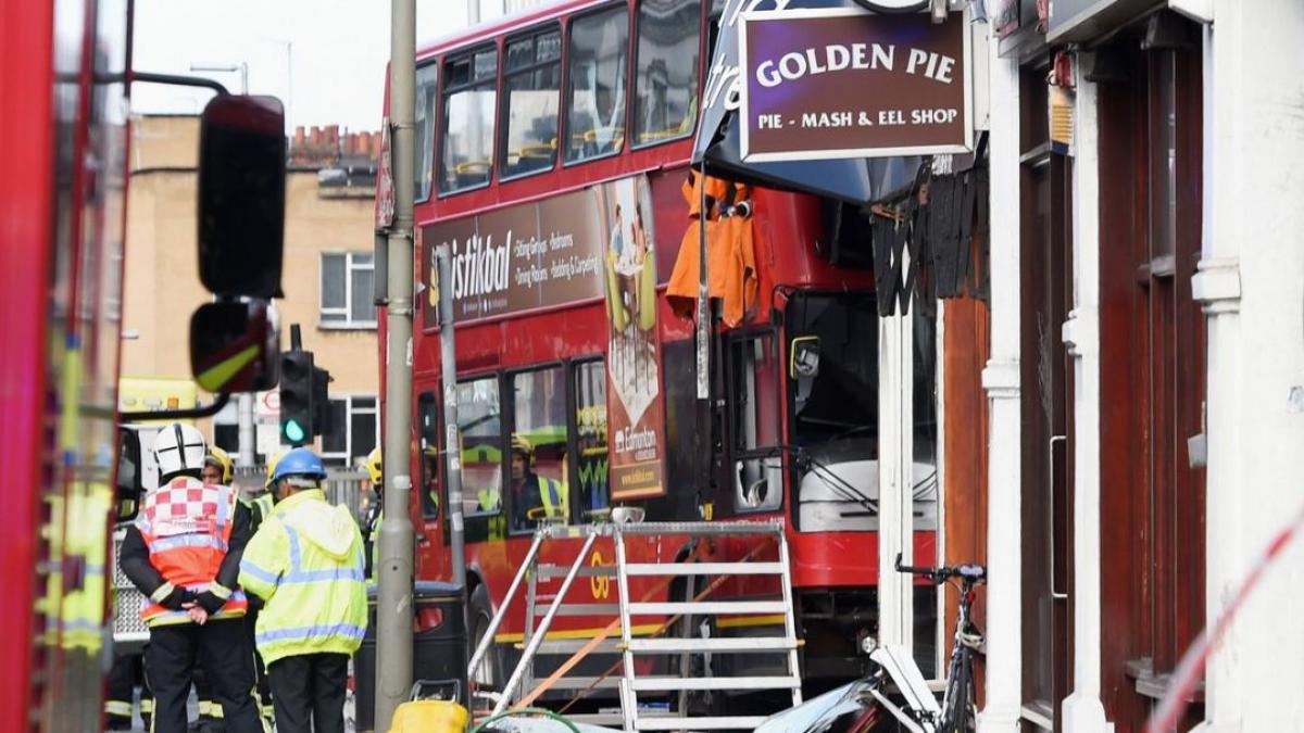 incident in londra un autobuz a intrat in plin intr un magazin