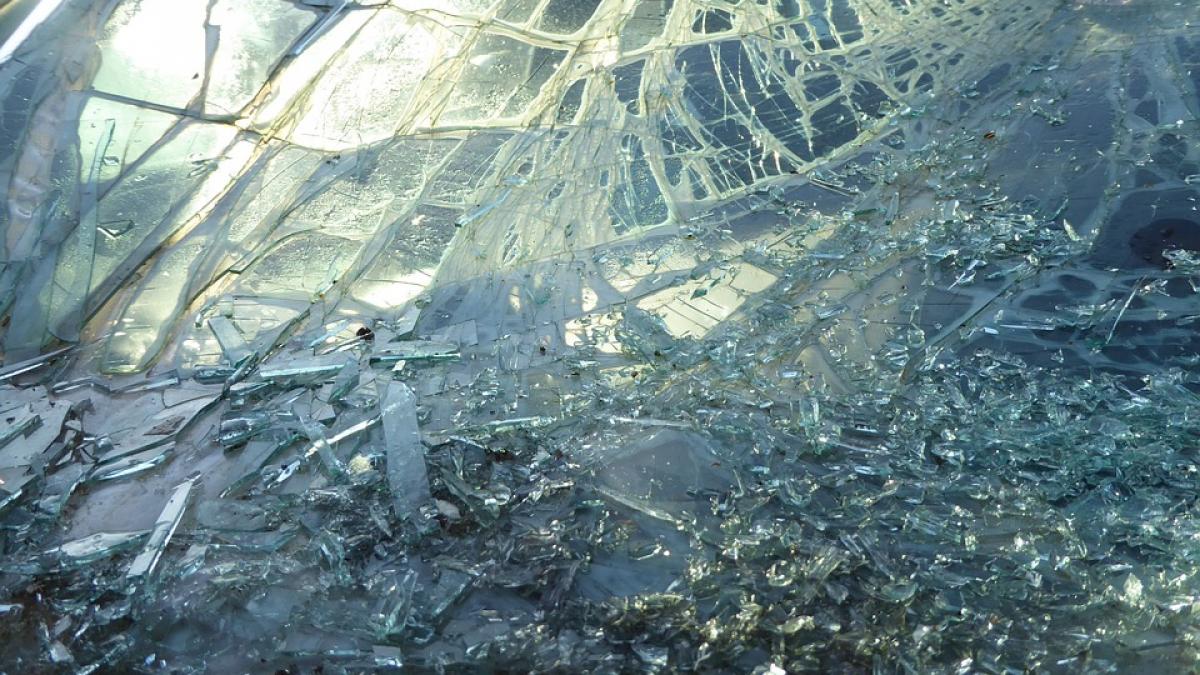 a lovit in plin mai multi tineri aflati pe o banca pe trotuar ce au descoperit politistii cand au