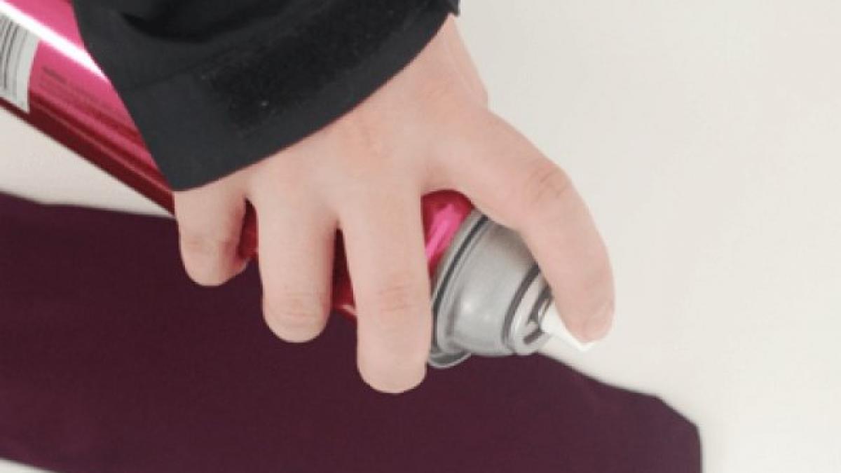 a aplicat fixativ pe sosetele pe care urma sa le poarte motivul te va uimi