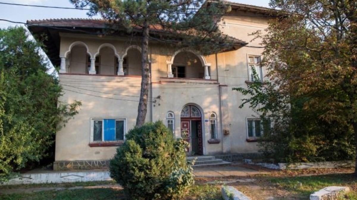 conacul interbelic scos la vanzare cu un pret ridicol de mic are 18 camere helesteu si curte de 1