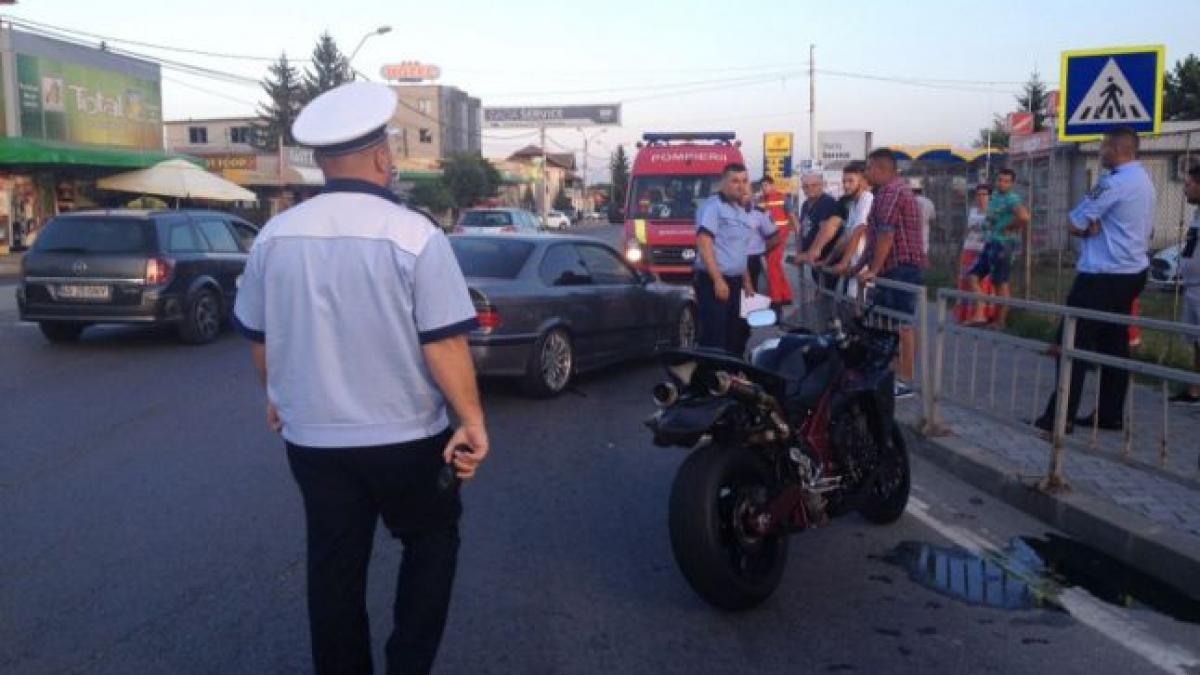 video trei romi aflati intr un bmw batuti mar dupa ce au sicanat in trafic un motociclist care era