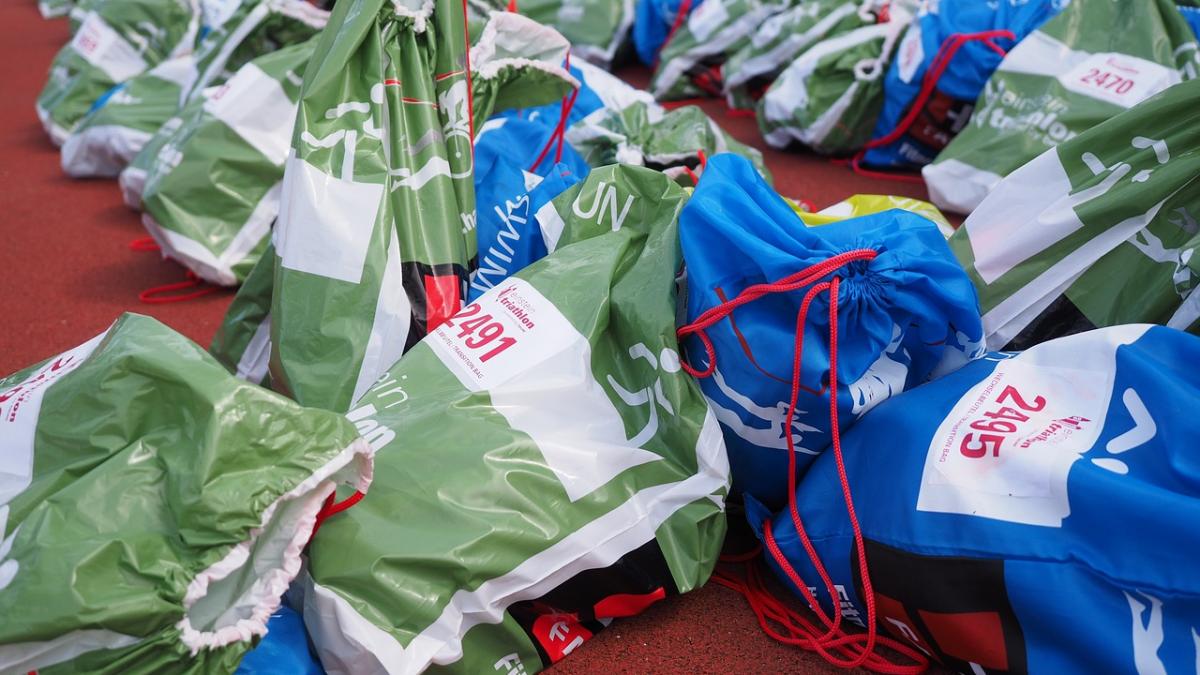 a chemat curierul sa i ridice un pachet cateva ore mai tarziu barbatul a inceput sa auda zgomote