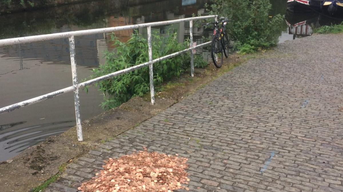 au lasat pe o strada 15 000 de monede ce a urmat e o lectie de viata galerie foto