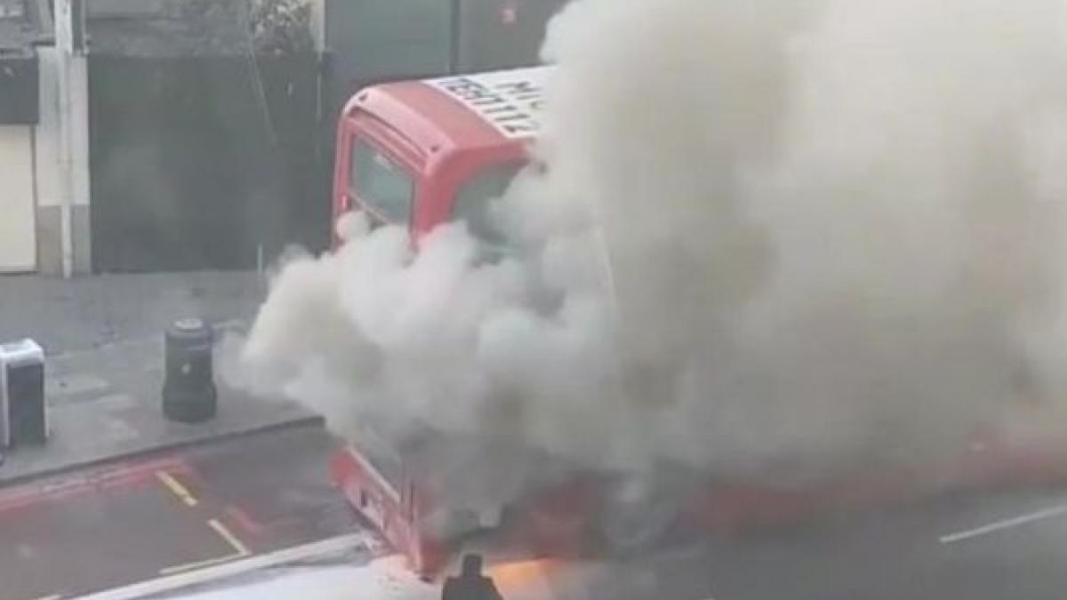 autobuz supraetajat in flacari in centrul londrei video