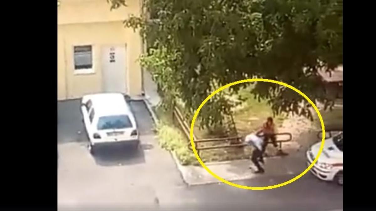 scene incredibile in curtea serviciului judetean de ambulanta satu mare un politist cuprins de