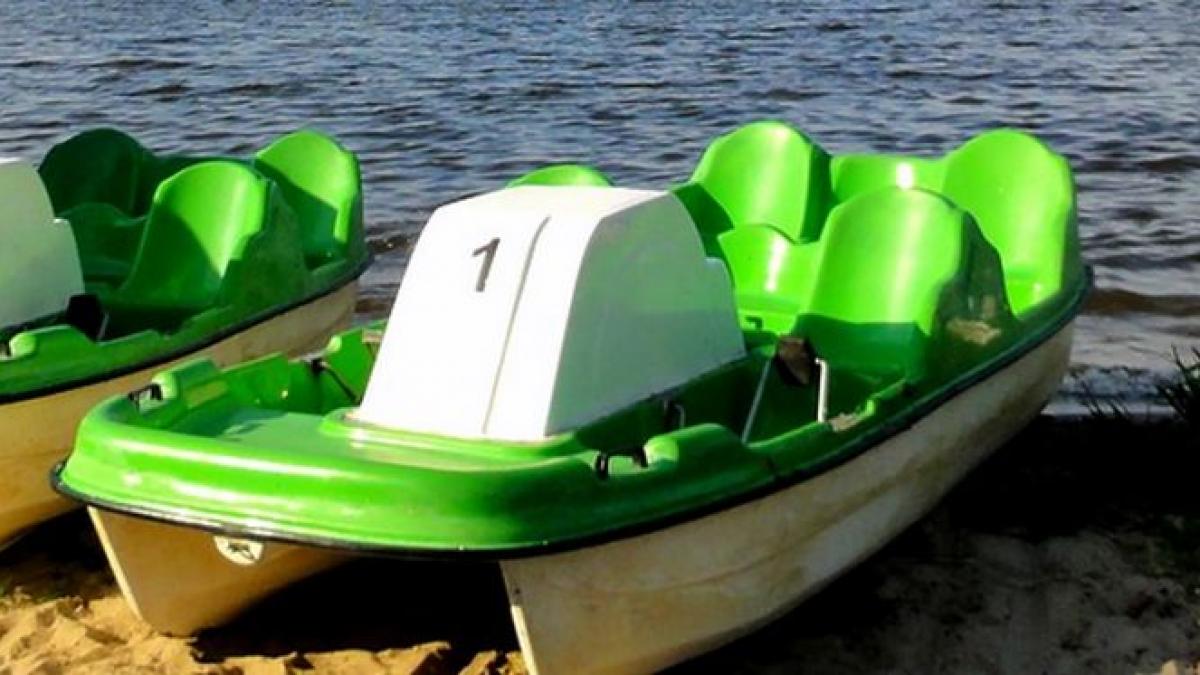 cinci tineri care s au aventurat cu hidrobicicletele in larg la costinesti nu au mai putut ajunge