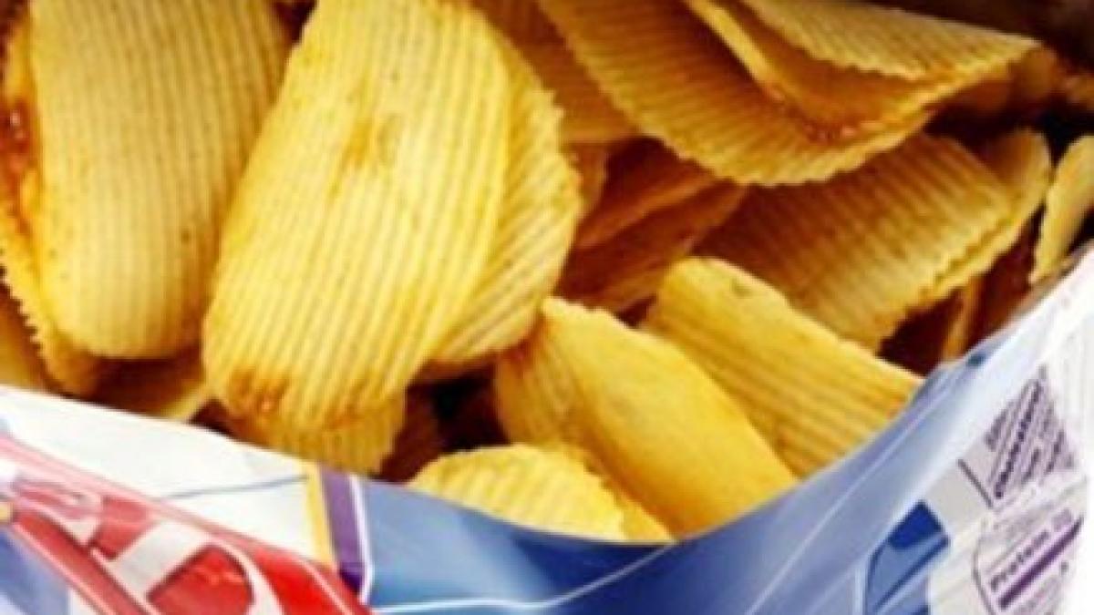 ii era pofta de chips uri asa ca si a cumparat o punga cand a deschis o si a inceput sa manance a