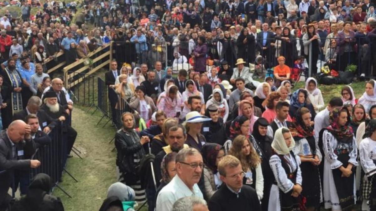 medicii alertati de sute de persoane care acuza aceleasi simptome dupa ce au fost la icoana