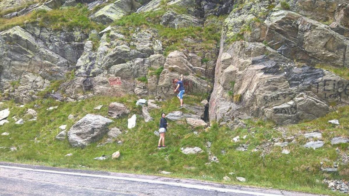 mesajul dur al unui salvamontist pentru turisti mii de tone de gunoi sunt martorele trecerii