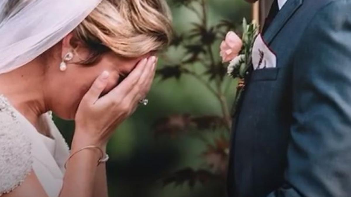 mireasa a izbucnit in lacrimi in fata altarului invitatii si mirele au urmat o imediat video