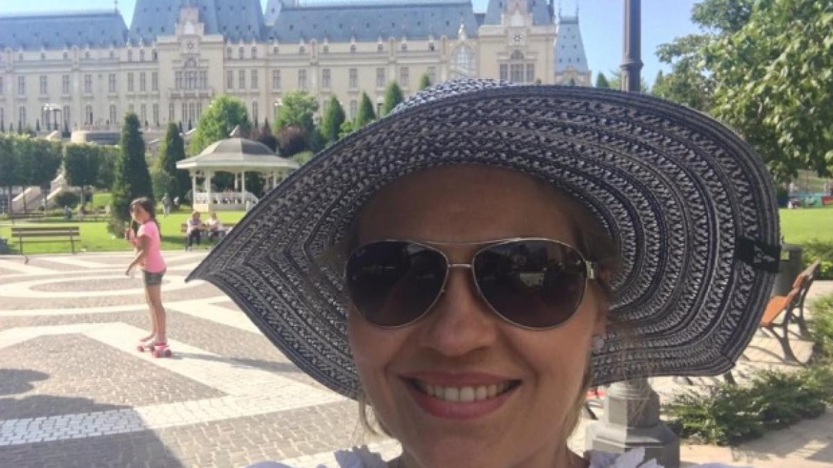 mirela vaida a plecat in grecia cum si a surprins copiii in aeroport foto