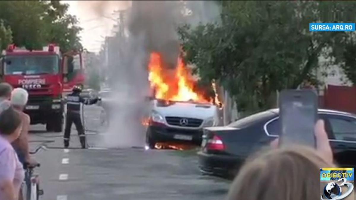 motocicleta in flacari in interiorul unui microbuz video